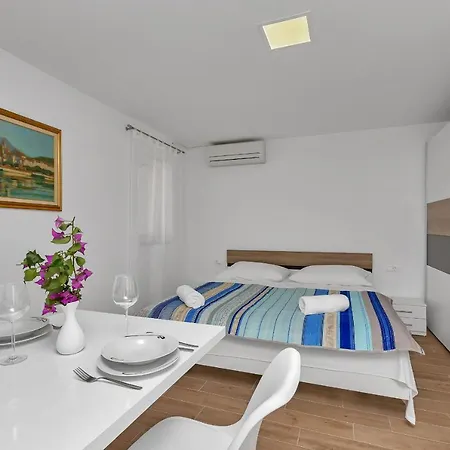 Lara Apartman