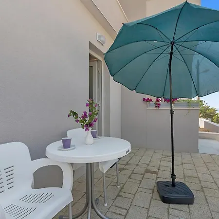 Apartman Lara *