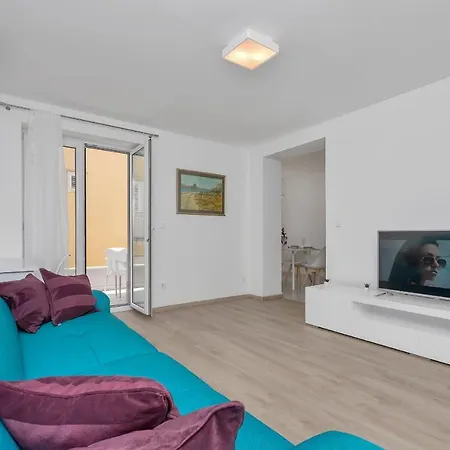 Lara Apartment