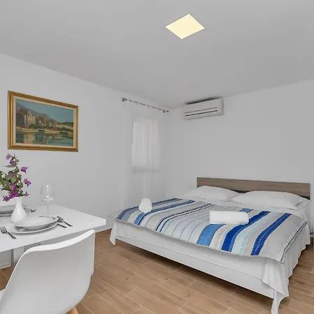 Lara Apartment